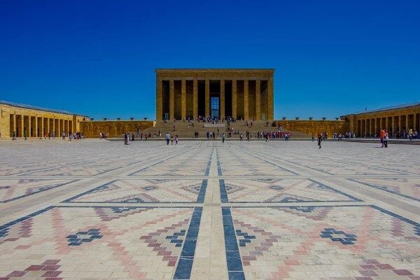 Tunç, ziyareti sırasında Anıtkabir Özel Defteri’ni de imzaladı. “Cumhuriyetimizin en