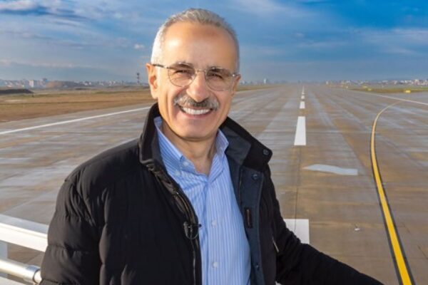 Bakan Uraloğlu açıklamasında,“Demiryolu sinyalizasyon sistemleri; demiryolu hatları üzerindeki tren trafiğinin