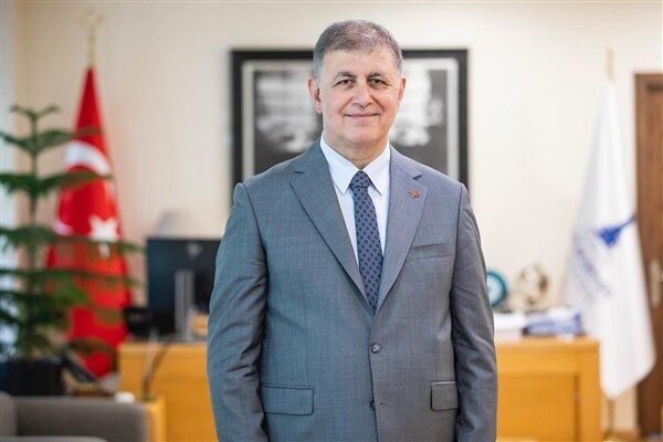 İzmir Büyükşehir Belediye Başkanı Cemil Tugay, kent gündemindeki konulara ilişkin