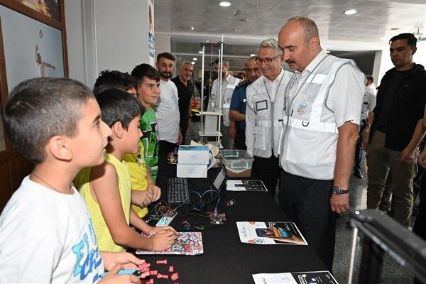 Festival kapsamında düzenlenen "Yedi-İki Robot ve Teknoloji Yarışmasında; 112 okuldan,