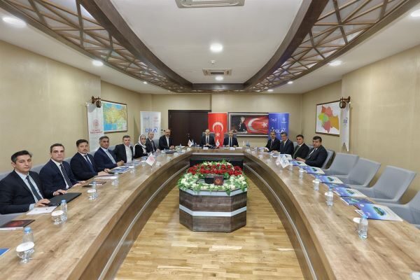 DİKA dönem başkanı Mardin Valisi Tuncay Akkoyun başkanlığında gerçekleştirilen toplantıya;
