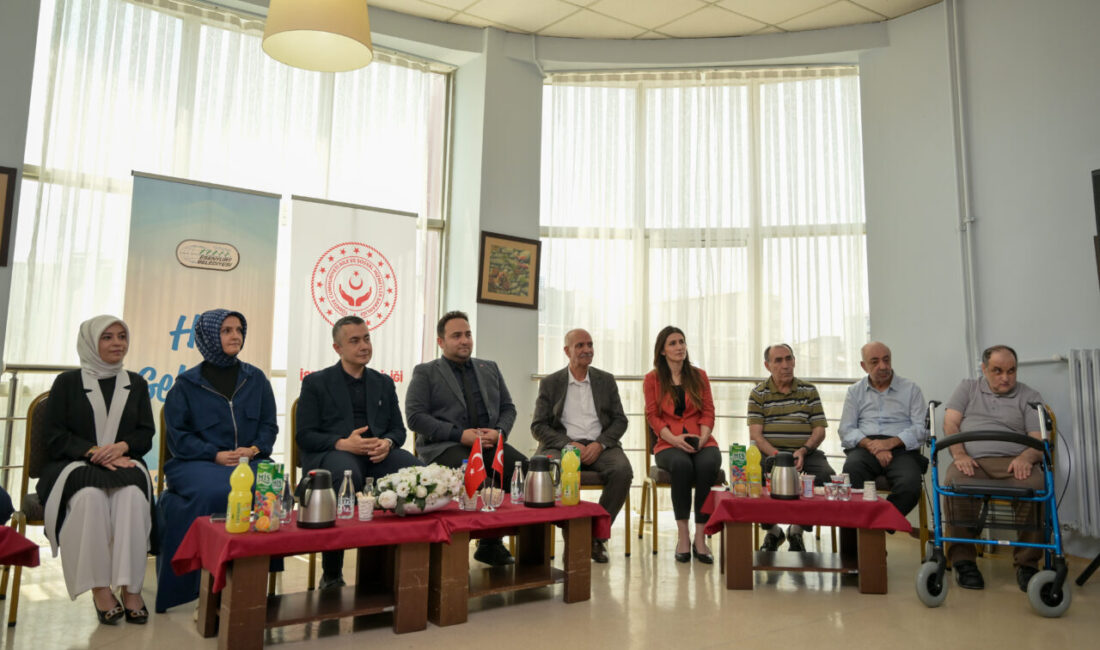 Aksoy, ziyaret sırasında hastaların taleplerini dinledi. Aksoy, özellikle dile getirilen