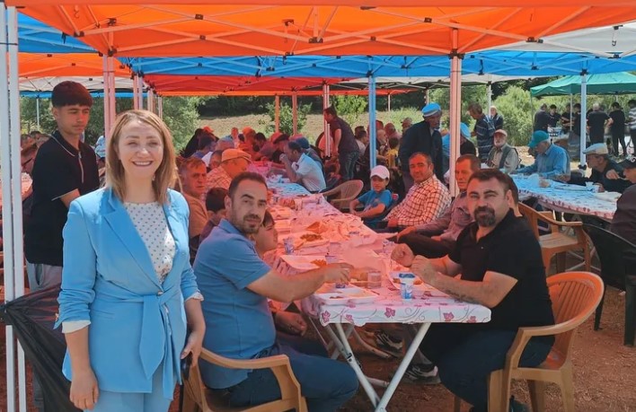 Bilecik Pazaryeri’nde Yağmur ve Şükür Duaları Coşkuyla Edildi Bilecik’in Pazaryeri ilçesinde Demirköy, Esemen Köyü ve Yüzbaşı Mahallesi’nde düzenlenen