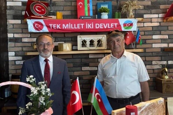 Ziyaret sırasında Prof. Dr. Erdal Çelik ile Azerbaycan Peşekar Arıçılar