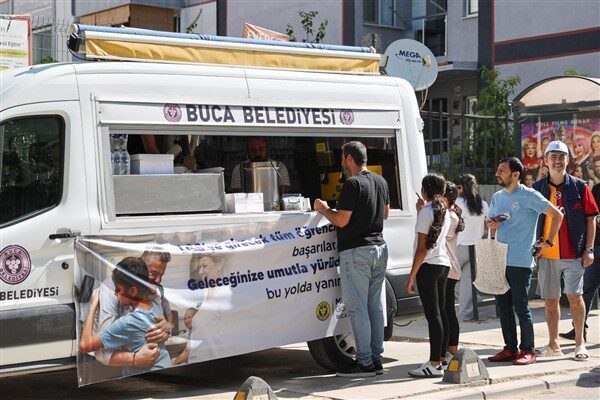 Buca Belediyesi, Mobil İkram Aracı ile sınavın gerçekleştiği okul önlerine