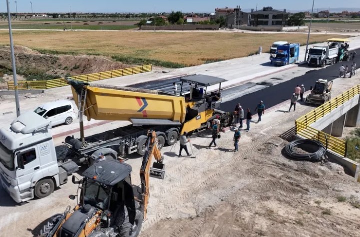 Karatay Karaaslan Mahallesi’nde Sıcak Asfalt Çalışması Modern ve güvenli ulaşım ağı oluşturma hedefiyle hareket eden Karatay