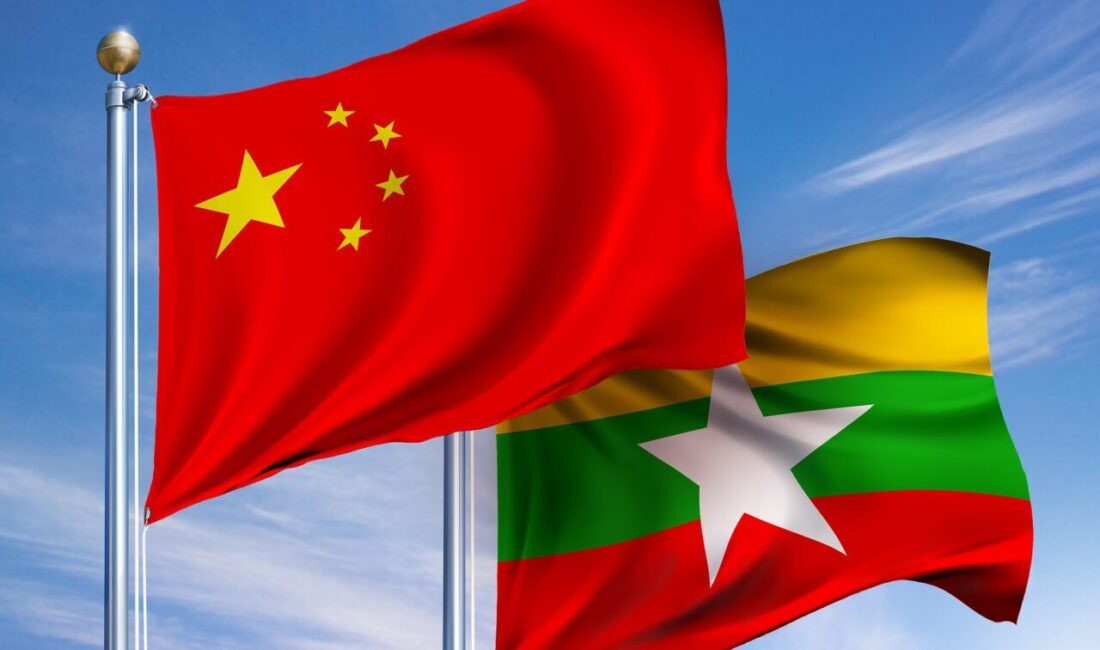 Çin Cumhurbaşkanı Xi Jinping ve Myanmar lideri Min Aung Hlaing,
