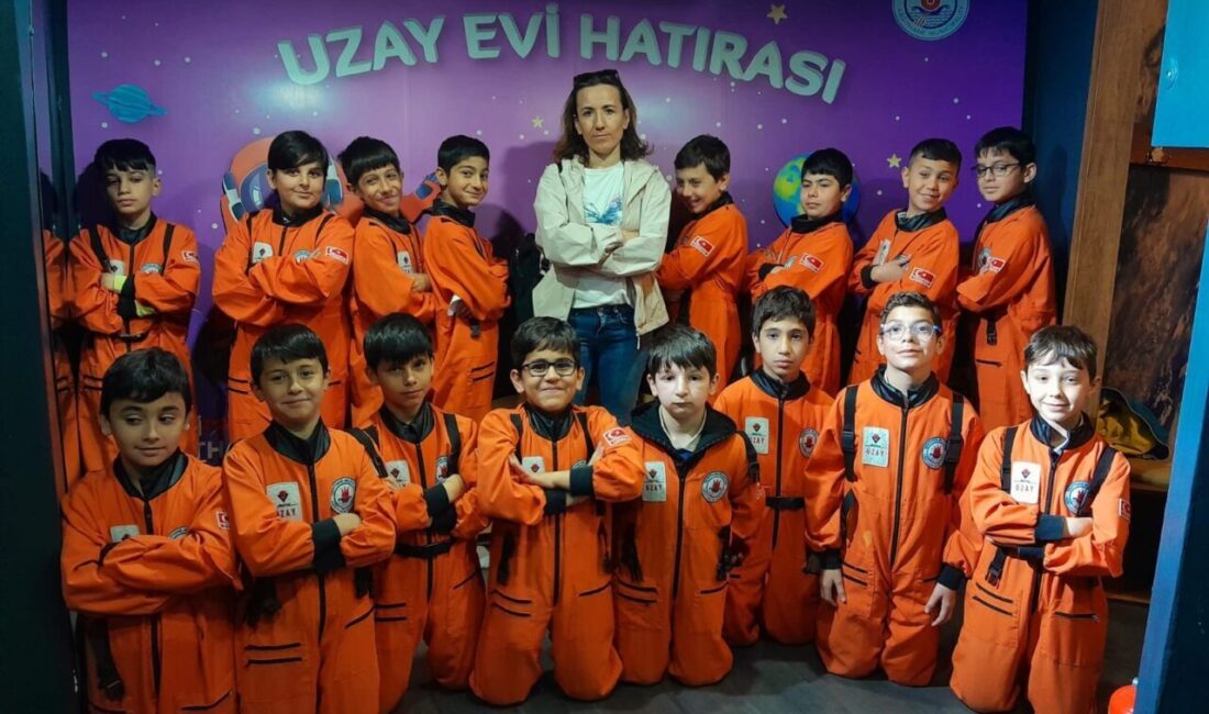 El Battani Uzay Evi’nde çocuklar, astronot kıyafetleri giyerek sanal ay