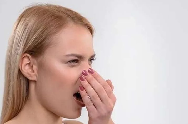 Ağız Kokusunu Önlemek İçin Alınması Gereken Önlemler Ağız kokusu, sadece boğaz ve diş problemleri nedeniyle değil, aynı