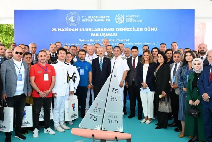 Uraloğlu: Denizcilik Türkiye’nin Ticaretinde Kritik Rol Oynuyor Ulaştırma ve Altyapı Bakanı Abdulkadir Uraloğlu, 25 Haziran Uluslararası Denizciler