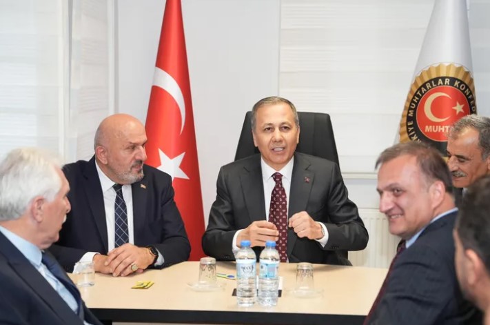 Bakan Yerlikaya’dan Muhtarlara Destek Vurgusu İçişleri Bakanı Ali Yerlikaya, Türkiye Muhtarlar Federasyonu Genel Başkanı Kadir