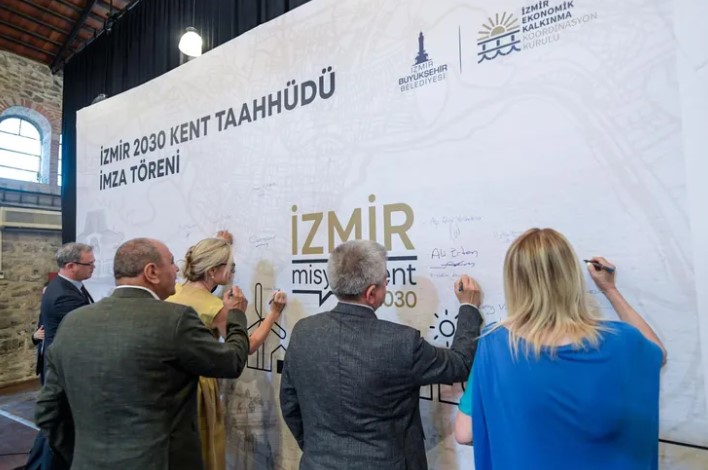 İzmir 2030 Kent Taahhüdü İçin Protokoller İmzalandı İzmir Büyükşehir Belediye Başkanı Dr. Cemil Tugay başta olmak üzere;