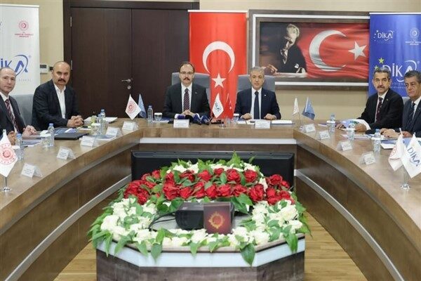 Toplantıya, Siirt Valisi Kemal Kızılkaya, Batman Valisi Ekrem Canalp, Şırnak