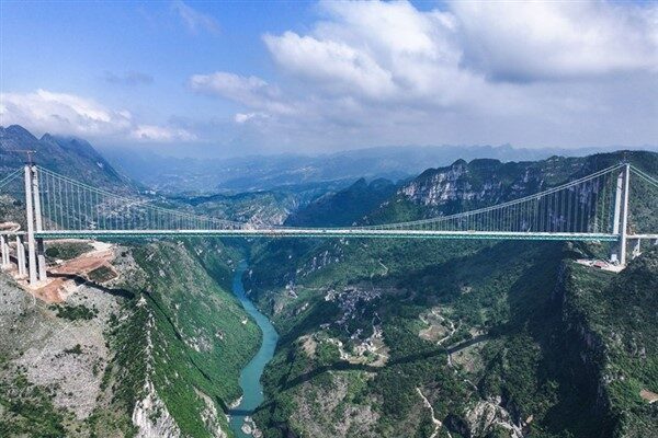 Çin’in güneybatı kesimindeki Guizhou eyaletinde bulunan dünyanın en yüksek köprünün