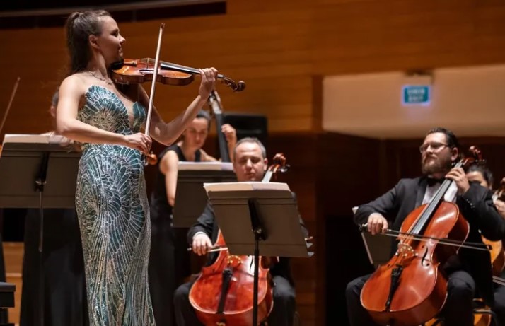 İzmir Oda Orkestrası’ndan Unutulmaz Senfoni Yolculuğu İzmir Büyükşehir Belediyesi bünyesinde kurulan İzmir Oda Orkestrası, konuk sanatçılarla