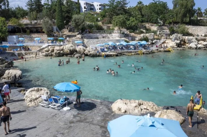 Mersin’de Halk Plajlarında Yaz ve Bayram Hazırlıkları Tamam Akdeniz’in gözde şehirlerinden Mersin, yaz mevsimini coşkuyla karşılarken Mersin Büyükşehir