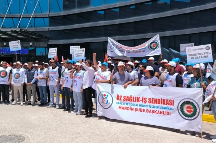 Mardin’de Sağlık Emekçilerinden Kamu Protokolüne Tepki Mardin Eğitim ve Araştırma Hastanesi Başhekimlik girişi önünde gerçekleştirilen basın