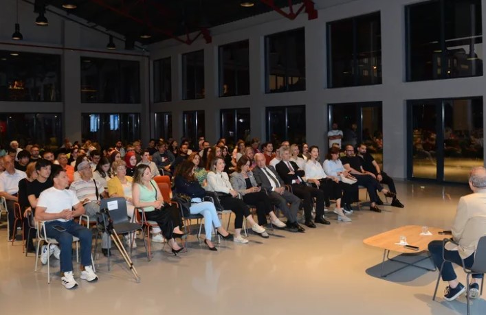 Teknoloji ve Küresel Düzen Nilüfer'deki Söyleşide Tartışıldı Bursa Nilüfer Belediyesi’nin düzenlediği söyleşide girişimci ve tekno-fütürist Alphan Manas