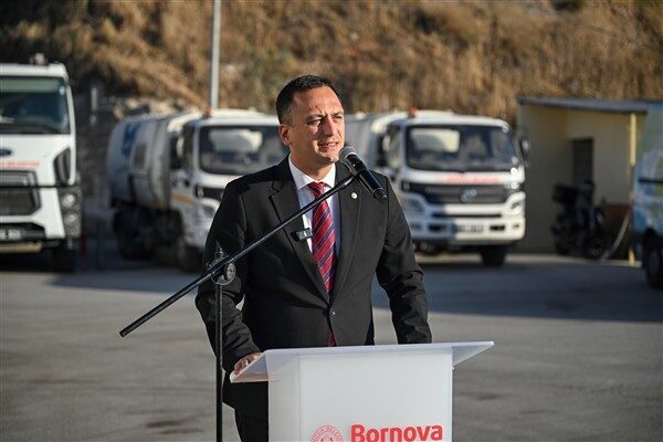 Eşki, Bornova temizlik işleri personelini ziyaret etti. Mesai öncesi çalışanlara