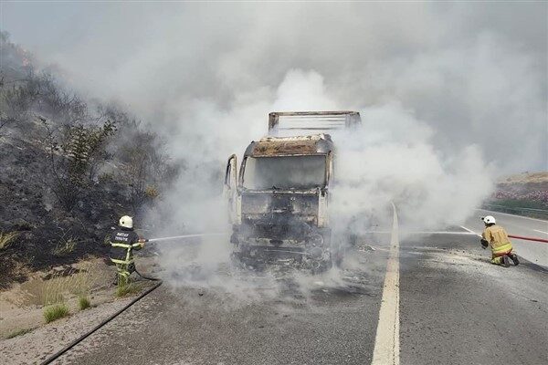 Erzin Otobanı üzerinde meydana gelen ağır tonajlı araç yangını, itfaiye