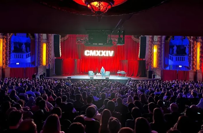 Amerika Birleşik Devletleri turnesi kapsamında Chicago’da sahneye çıkan ünlü komedyen