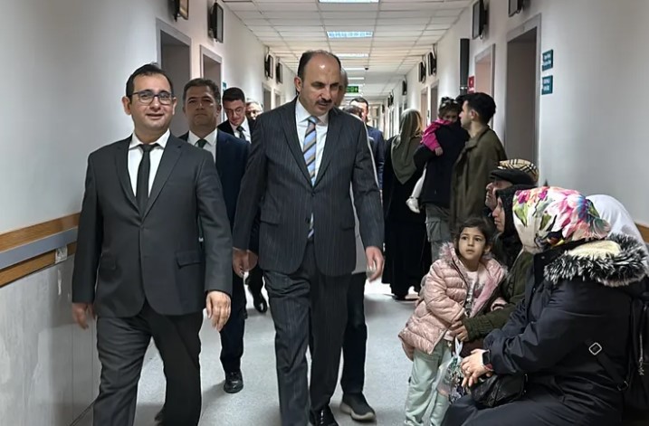 Konya'da Başkan Altay, Hastaları Ziyaret Etti Konya Büyükşehir Belediye Başkanı Uğur İbrahim Altay, Meram Devlet Hastanesi’nde