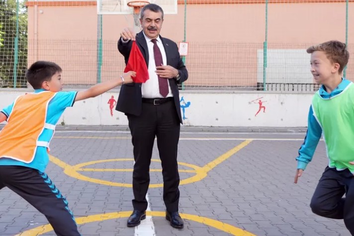 Bakan Tekin’den Karne Öncesi Öğrencilere Moral Desteği Millî Eğitim Bakanı Yusuf Tekin, Ankara Keçiören’deki Şehit Mustafa Ünal