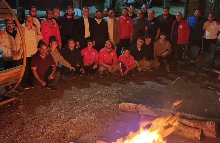 Başkan Sezer’den Kırkpınar Pehlivanlarına Moral Desteği Kocaeli Gölcük Belediye Başkanı Ali Yıldırım Sezer, tarihi Kırkpınar Yağlı