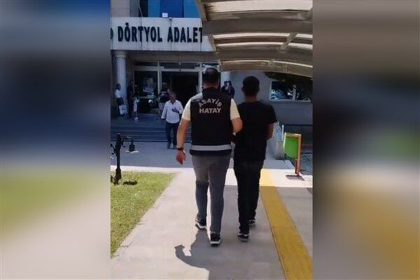 Yapılan operasyonda; kamu malına zarar verme suçundan aranan T.B., hırsızlık