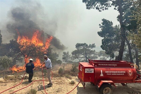 İzmir Büyükşehir Belediyesi İtfaiye Dairesi Başkanlığı ekipleri, öğle saatlerinde Karaburun