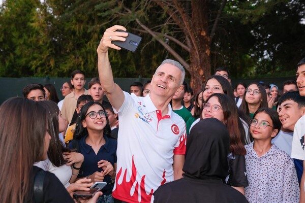 Misafirleri ile  yakından ilgilenerek tek tek sohbet eden Vali Çiçekli,