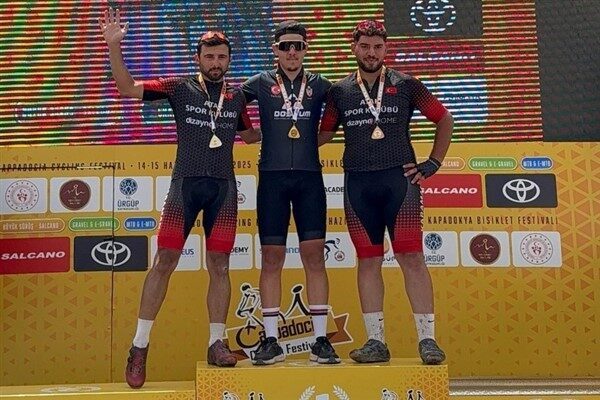 Nevşehir’in Ürgüp ilçesinde gerçekleştirilen Kapadokya MTB Maraton Yarışında 65 sporcu