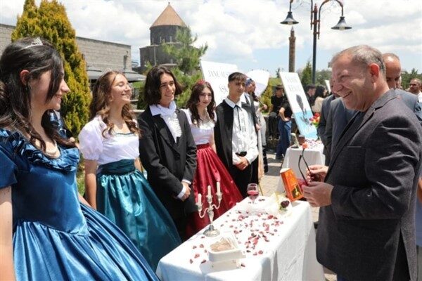 Gazikars Bedesteni’nde gerçekleştirilen etkinlikte, öğrenciler çeşitli roman kahramanlarını canlandırdı. Etkinlikte