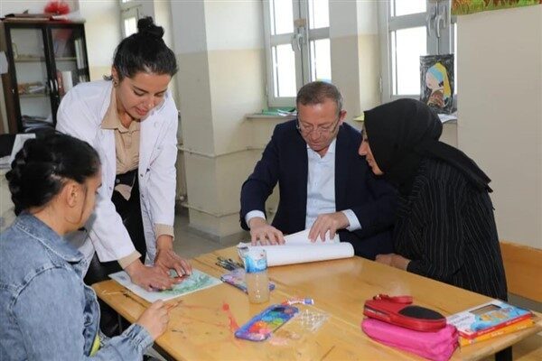 Vali Polat, ziyareti sırasında özel öğrencilerle bir araya gelerek onların