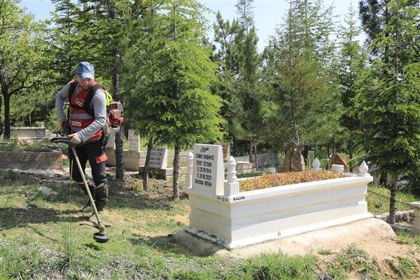 Bu kapsamda camilerde halılar süpürülüp cami avluları tazyikli suyla yıkanarak