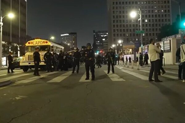 Los Angeles belediye başkanı Karen Bass, kısıtlamaların şehrin şehir merkezlerinde
