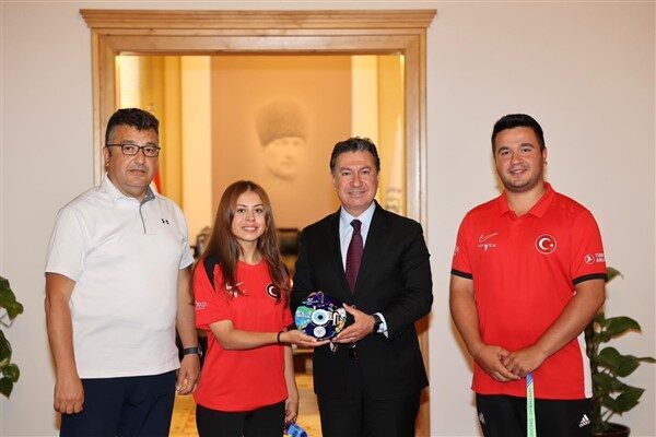 Emircan Haney, bireysel kategoride üçüncü olarak bronz madalya, makaralı yay