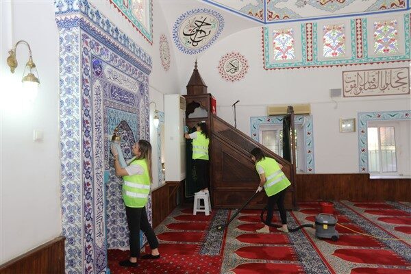 Yürütülen çalışmalar kapsamında cami içindeki halılar detaylı şekilde temizlendi; mihrap,
