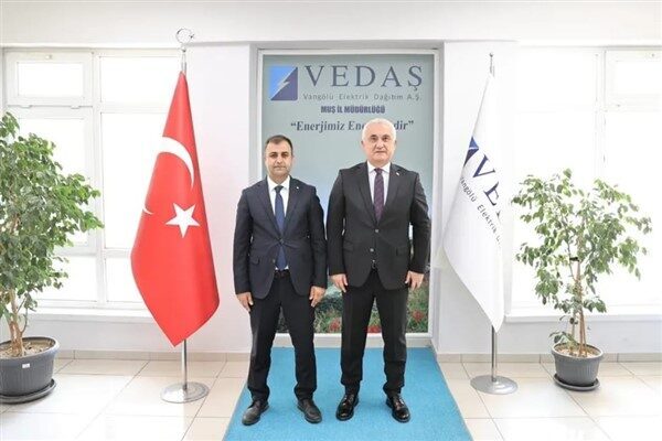 Vali Çakır, ziyarette İl Müdürü Çelebi’ye yeni görevinde başarılar dileyerek,