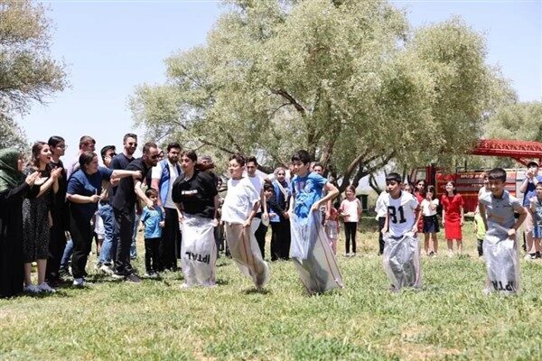 Sultan Alparslan Parkı’nda gerçekleştirilen festivale Muş Valisi Avni Çakır, eşi