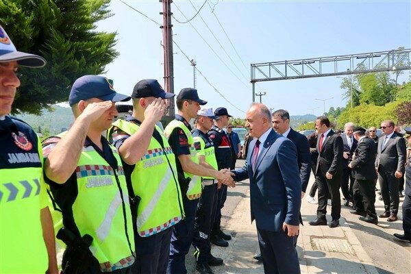 Vali Erol, protokol mensupları ile birlikte şehitlerin kabirlerine karanfil bırakarak,