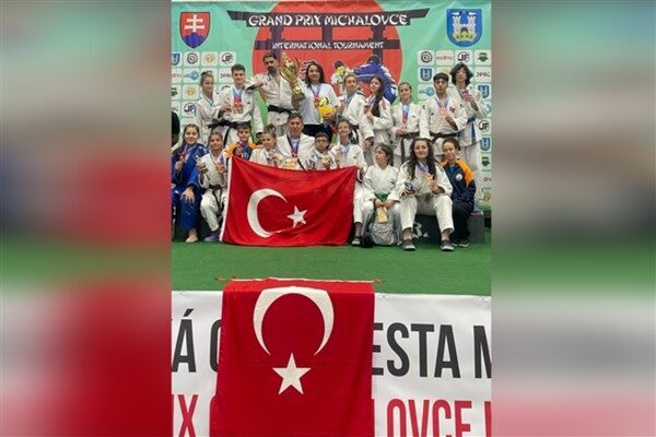 Osmangazi Belediye Spor Kulübü judocuları, Slovakya’nın Michalovce şehrinde düzenlenen 53’üncü