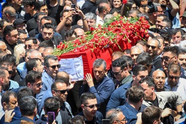 CHP Genel Başkanı Özel, Manisa’nın, dualarla, karanfillerle, gözyaşlarıyla evladını uğurladığını