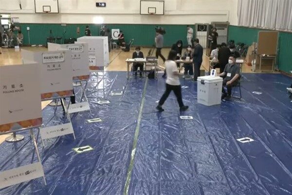 Ülke genelinde sandıklar Salı sabahı saat 6'da açıldı. Ana muhalefetteki