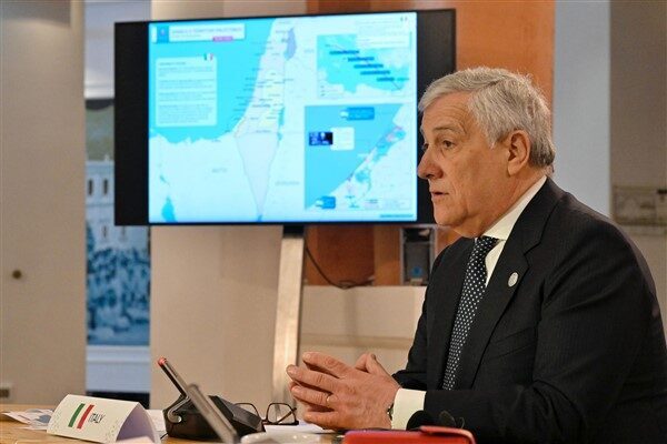 İtalya Başbakan Yardımcısı ve Dışişleri Bakanı Antonio Tajani, kutsal kitapların