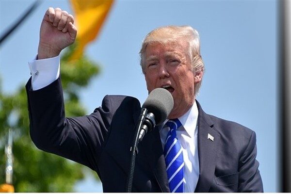 ABD Başkanı Donald Trump, şu anda İran üzerindeki hava sahasının