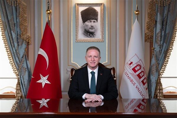 İstanbul Valisi Davut Gül, bayramda Çocuk Evi’ndeki çocukları ziyaret etti.