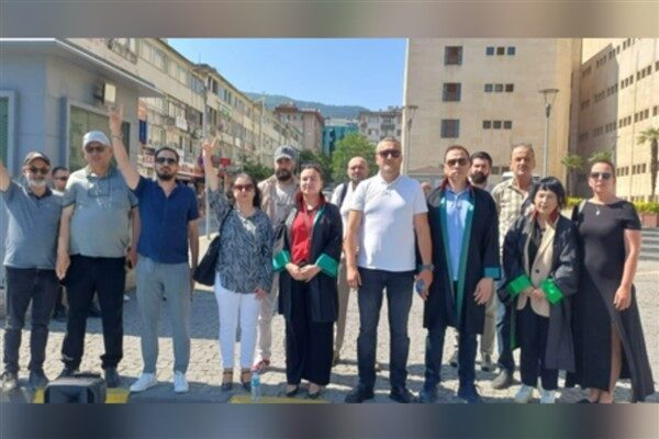 Bursa Adliyesi önünde düzenlenen basın açıklamasında, Türkiye’de adalet sisteminin siyasi baskılar